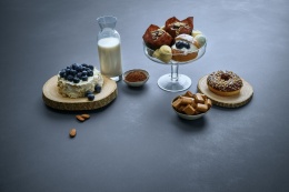 Lody jagodowe z kostkami lodu w misce na szarym tle spieku Numex Antibes matte 12 mm.