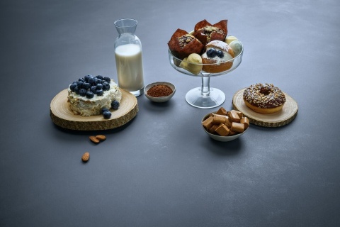 Lody jagodowe z kostkami lodu w misce na szarym tle spieku Numex Antibes matte 12 mm.