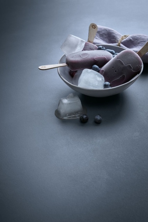 Desery, mleko i ciasto na tle szarej powierzchni spieku kwarcowego Numex Antibes matte 12 mm