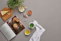 Próbka spieku Infinity Bercy matte w jednolitej, neutralnej szarości o matowej powierzchni.