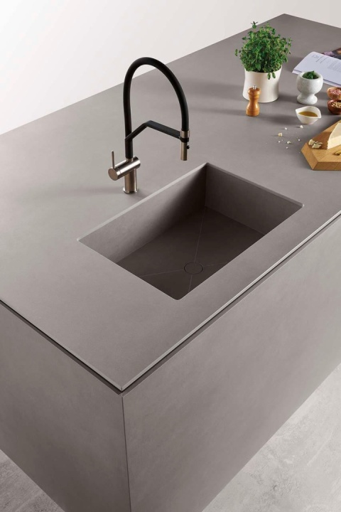 Wyspa kuchenna ze zintegrowanym zlewem wykończona spiekiem Infinity Bercy matte 12 mm.