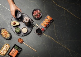 Blat Royal -Głęboka, szlachetna czerń stanowi bazę kompozycji, w której przeplatają się złote i delikatne szare akcenty.