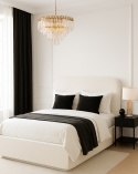 Łóżko ze spiekiem, białe światło, czarne dodatki, złoty żyrandol i elegancka sypialnia w stylu glamour