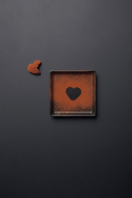 Montparnasse Matte prezentuje jednolitą, głęboką barwę grafitowo-czarną,