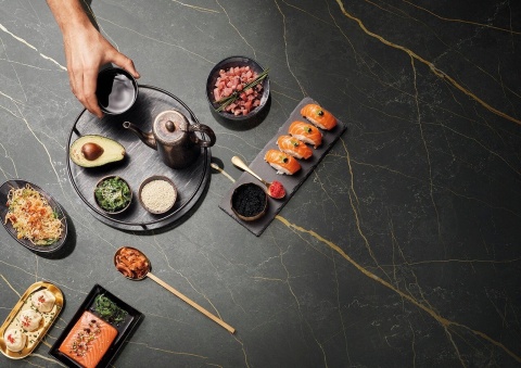 Blat Royal -Głęboka, szlachetna czerń stanowi bazę kompozycji, w której przeplatają się złote i delikatne szare akcenty.