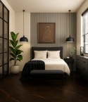 Sypialnia ze spiekiem Royal na podłodze, rośliną doniczkową, czarnymi lampami i eleganckim wystrojem w neutralnych tonach.