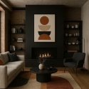 Salon loftowy z kominkiem, ścianą ze spieku Infinity Resin Total Black Satine i geometrycznym obrazem.