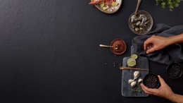 Blat kuchenny ze spieku Infinity Resin Pigalle Leathered 12 mm podczas przygotowywania potraw.