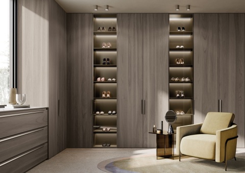 Elegancka garderoba z szafami w wykończeniu Infinity Wood Skov 6 mm matt i podświetlanymi półkami.