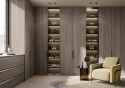 Elegancka garderoba z szafami w wykończeniu Infinity Wood Skov 6 mm matt i podświetlanymi półkami.