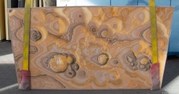 Zbliżenie kwarcytu Alexandrite – koncentryczne pierścienie w ciepłych odcieniach złota i brązu.