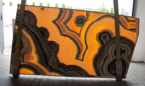 Kwarcyt Alexandrite w podświetleniu – złote i ciemne pasma tworzą efekt naturalnej dekoracji.