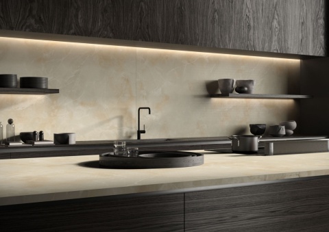 Nowoczesna kuchnia z wyspą i płytami Laminam Lamborghini Tumultus w jasnym, marmurowym wykończeniu