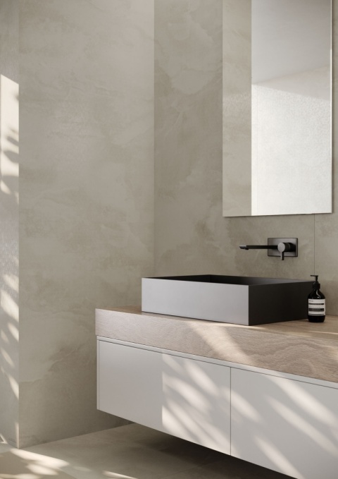 Łazienka z płytami Laminam Lamborghini Silentium, jasne ściany i blat z nowoczesną umywalką