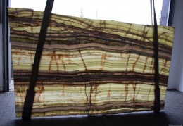 Zbliżenie powierzchni Onyksu Zielonego – delikatne przejścia barw od zieleni po biel i brąz.