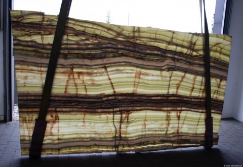 Płyta Onyksu Zielonego 20 mm polished – pasma zieleni, brązu i bieli w podświetlonym układzie