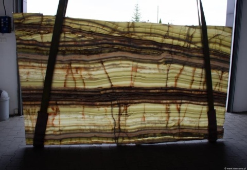 Onyks Zielony z wyraźnym pasmowym wzorem – odcienie zieleni z brązowymi i rudymi akcentami.