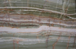 Zbliżenie powierzchni Onyksu Zielonego – delikatne przejścia barw od zieleni po biel i brąz.