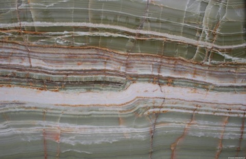 Zbliżenie powierzchni Onyksu Zielonego – delikatne przejścia barw od zieleni po biel i brąz.