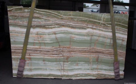 Płyta Onyksu Zielonego 20 mm polished – zielone, białe i brązowe pasma o unikatowej strukturze.