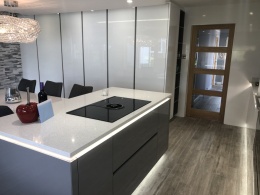 Silestone Blanco Maple to jasny, elegancki spiek kwarcowy w ciepłym, kremowym odcieniu. Blaty robocze kuchenne