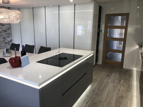 Silestone Blanco Maple to jasny, elegancki spiek kwarcowy w ciepłym, kremowym odcieniu. Blaty robocze kuchenne