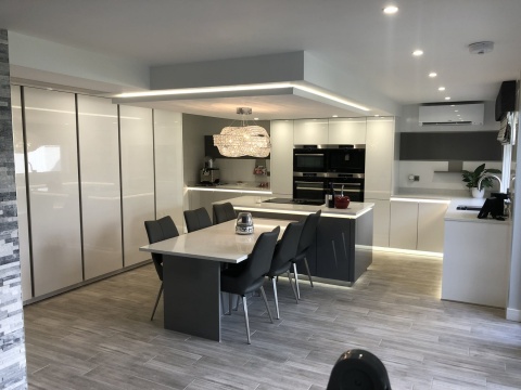 Silestone Blanco Maple to jasny, elegancki spiek kwarcowy w ciepłym, kremowym odcieniu. Blaty sołów, ściany kuchenne