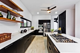 Silestone Blanco Norte to jasny, elegancki spiek kwarcowy z subtelnym ziarnistym wzorem. Blaty i ściany w kuchni