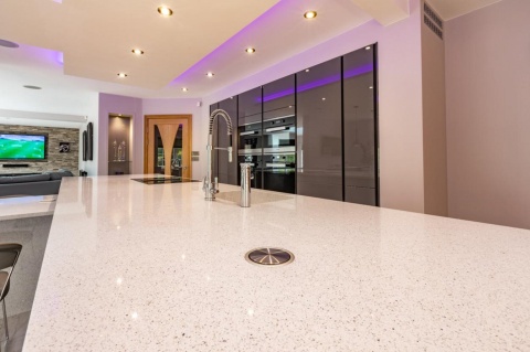 Silestone Blanco Norte to jasny, elegancki spiek kwarcowy z subtelnym ziarnistym wzorem. Blat na wyspe kuchenną