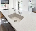 Silestone Stellar Blanco 13 – kremowo‑biały. Blat na wyspie kuchennej.