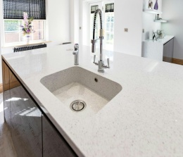 Silestone Stellar Blanco 13 – kremowo‑biały. Blat na wyspie kuchennej.