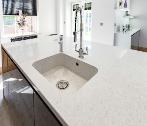 Silestone Stellar Blanco 13 – kremowo‑biały spiek kwarcowy. Blat na zlew podblatowy.