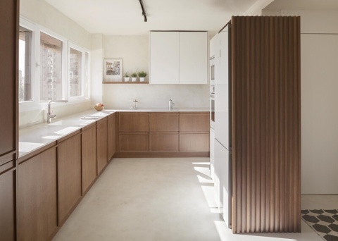 nowoczesna kuchnia z długim blatem Silestone Blanco Zeus i jasnymi drewnianymi szafkami.