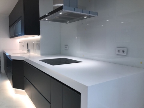 Silestone Blanco Zeus w białym odcieniu- idealny do kuchni jako blat roboczy oraz efektownie podkreśla piękno ścian
