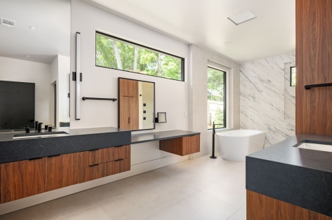 Blat łazienkowy Silestone Charcoal Soapstone z wpuszczaną umywalką i chromowaną baterią