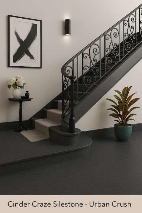 Schody glamour z płytą Cinder Craze, czarną balustradą, białymi dodatkami i obrazem w stylu monochromatycznym.