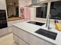 Silestone Desert Silver to jasnoszary spiek kwarcowy. Blat na wyspie kuchennej