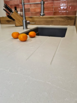 Silestone Desert Silver to jasnoszary spiek kwarcowy. Blat kuchenny