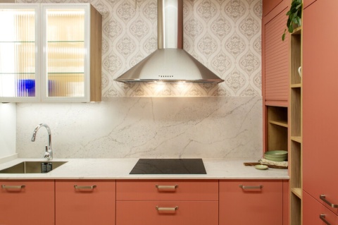Kuchnia z frontami w kolorze terakoty i blatem Silestone Eclectic Pearl ze wzorem inspirowanym marmurem