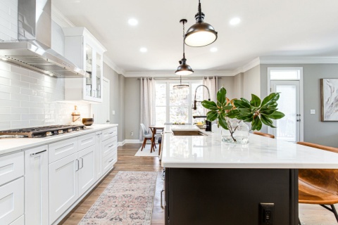 Silestone Et Calacatta Gold zastosowana jako blat roboczy w kuchni do mebli o kolorze białym i granatowym