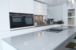 Silestone Gris Expo to szary spiek kwarcowy o ziarnistej fakturze. Blat kuchenny