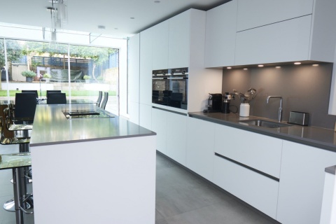 Silestone Gris Expo to szary spiek kwarcowy o ziarnistej fakturze. Podłogi w kuchni