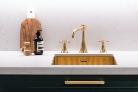 Silestone Lagoon to jasny, biało‑szary spiek kwarcowy. Doskonały na blaty kuchenne