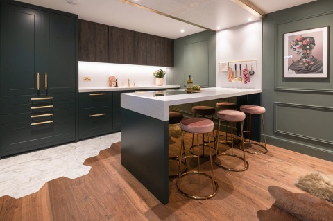 Silestone Lagoon to jasny, biało‑szary spiek kwarcowy. Doskonały na blaty robocze