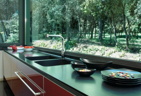 Silestone Nnight Tebas to głęboka czerń z subtelnym jasnym efektem. Blaty kuchenne