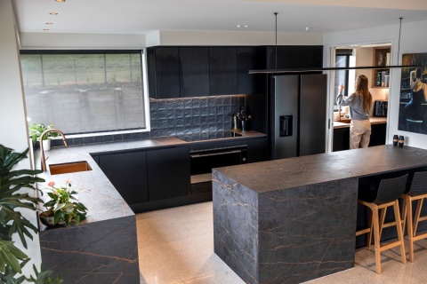 Silestone Nnight Tebas to głęboka czerń z subtelnym jasnym efektem. Blaty robocze w kuchni