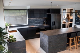 Silestone Nnight Tebas to głęboka czerń z subtelnym jasnym efektem. Blaty robocze w kuchni