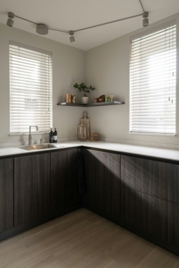 Płyta Snowy Ibiza o jasnoszarej tonacji z delikatnym użyleniem