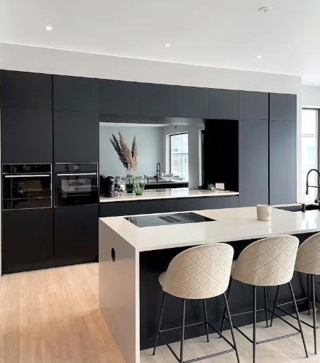 Silestone Snowy Ibiza to kremowo-biały spiek kwarcowy. Blat dla wyspy kuchennej