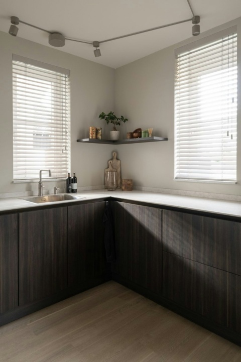 Kuchnia z ciemnymi szafkami i jasnym blatem Silestone Snowy Ibiza